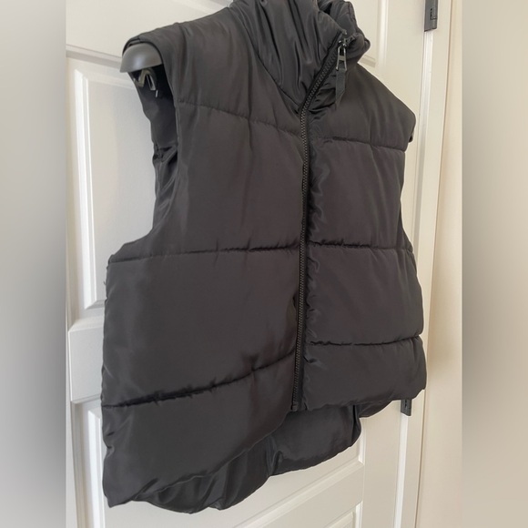 🎄Fashion Nova Cropped Puffer Vest | Black | M - Picture 3 of 9